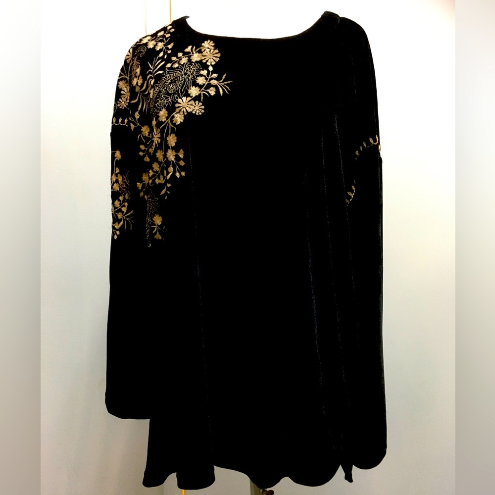 NWT Paparazzi plush tunic with embroidery.